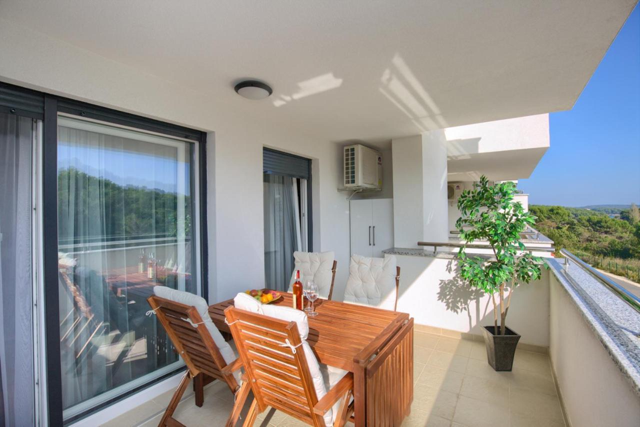 Beautiful Two-Bedroom Seaside Apartment In פרמנטורה מראה חיצוני תמונה