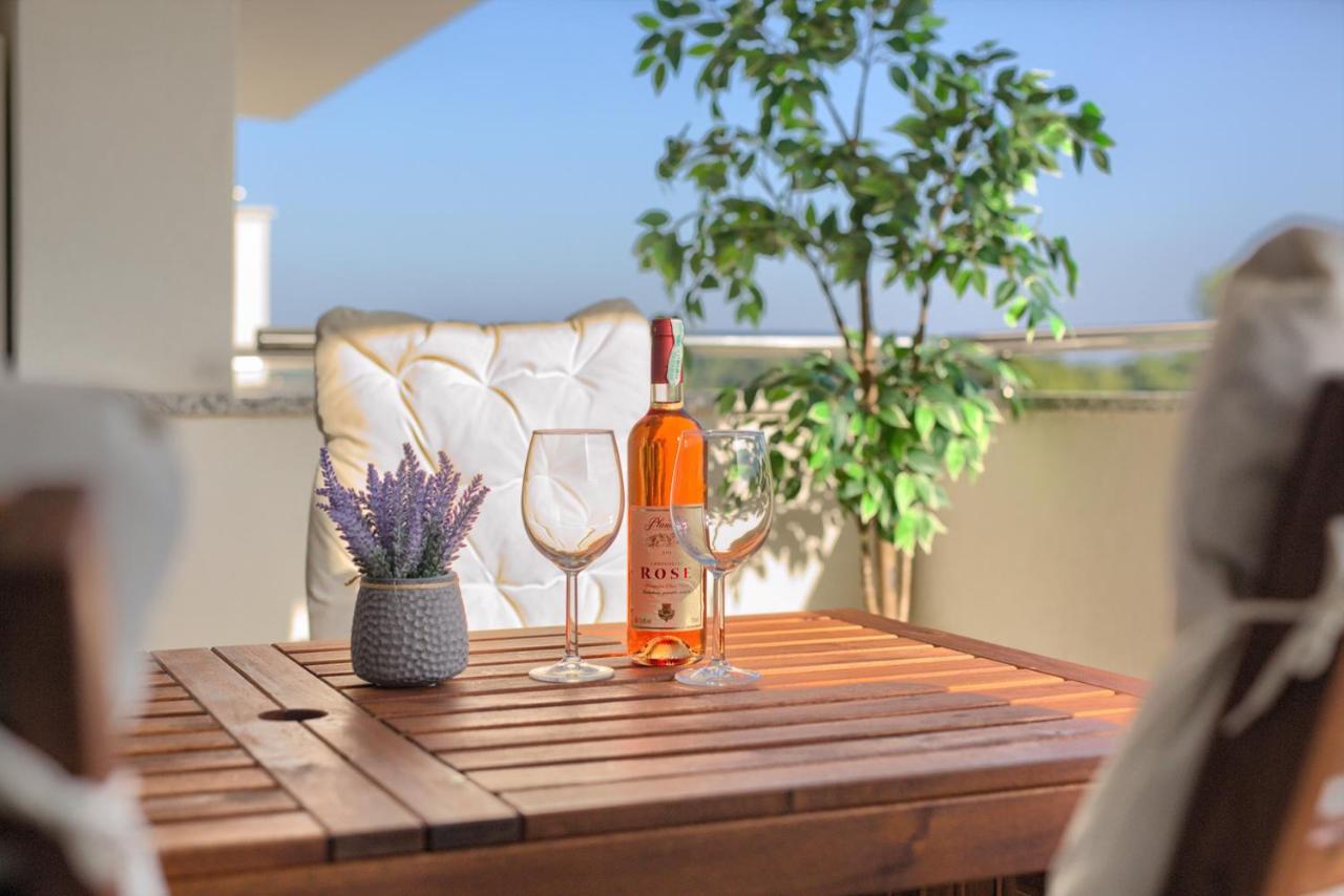 Beautiful Two-Bedroom Seaside Apartment In פרמנטורה מראה חיצוני תמונה